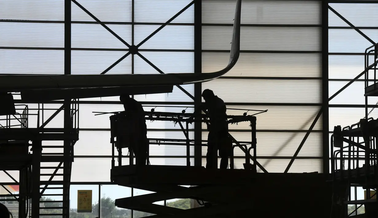 Para staf bekerja di Tianjin Haite Aircraft Engineering Co., Ltd. di Zona Perdagangan Bebas (Free Trade Zone/FTZ) Percontohan Tianjin, China, 17 September 2020. FTZ Tianjin telah menjadi basis pengujian dan pemeliharaan pesawat terdepan di kawasan Asia-Pasifik. (Xinhua/Zhao Zishuo)