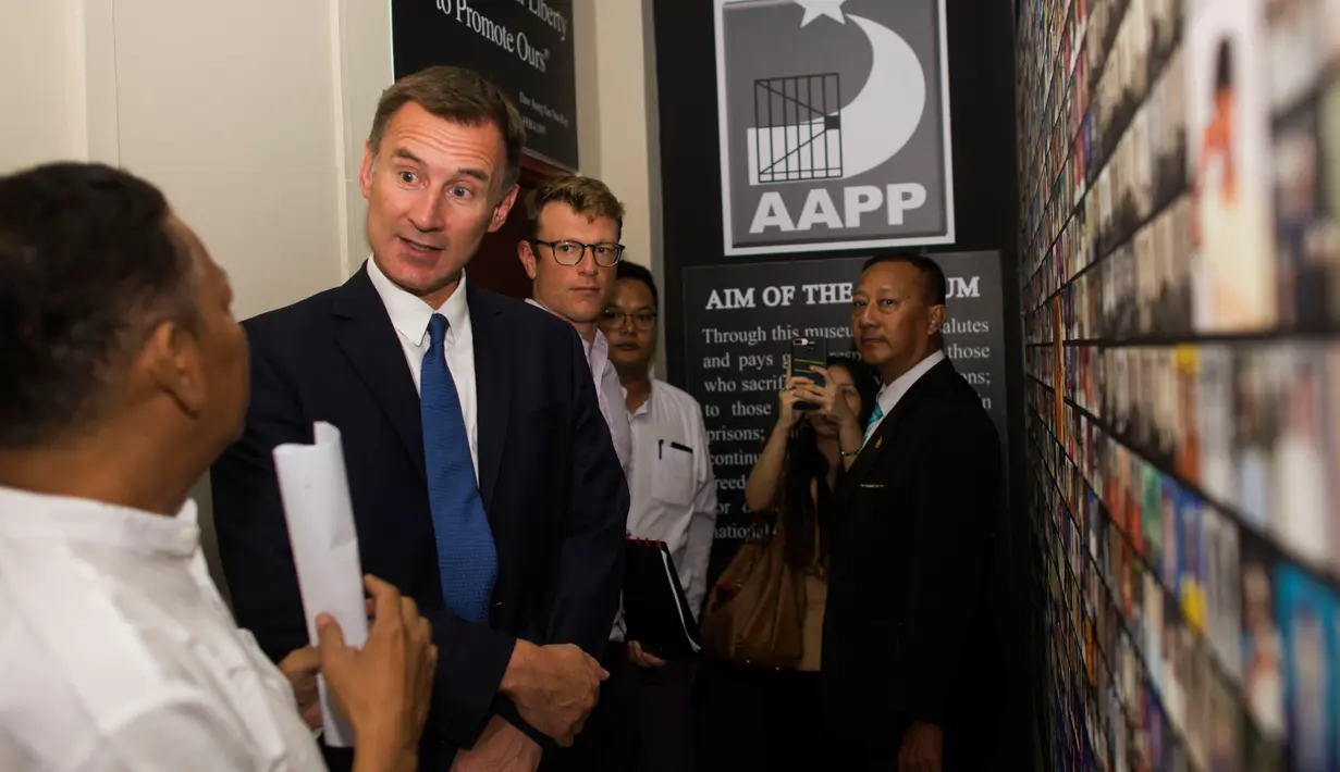 Menlu Inggris, Jeremy Hunt mendengarkan penjelasan saat mengunjungi Asosiasi Pendampingan Tahanan Politik di Yangon, Myanmar. Rabu (19/9). Hunt tiba di Myanmar untuk mengunjungi pusat krisis Rohingya dan menemui Aung San Suu Kyi. (AP/ Ye Aung Thu)