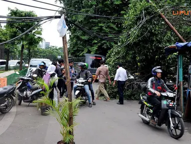 [FOTO] Bahaya. Tiang Listrik Roboh, dan Kabel Listrik Halangi Pengguna Jalan
