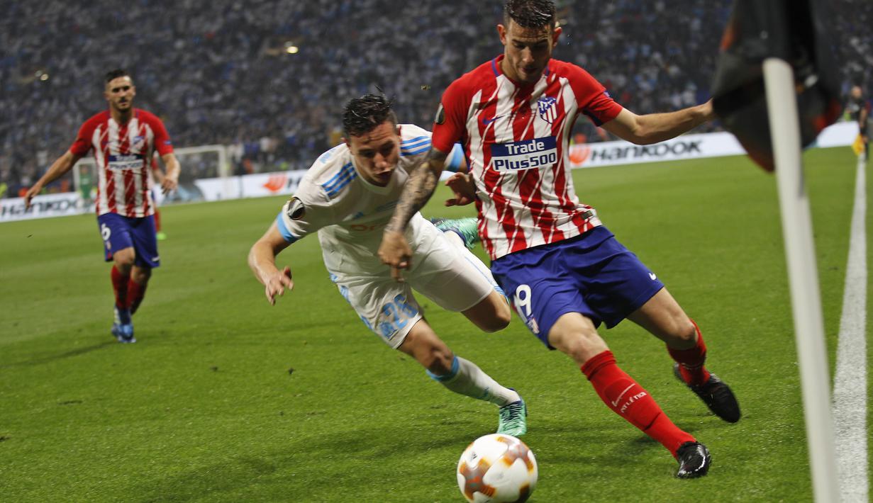 Pemain Atletico Madrid, Lucas Hernandez, berebut bola dengan gelandang Marseille, Florian Thauvin, pada laga final Liga Europa di Stadion Groupama, Lyon, Kamis (17/5/2018). Atletico Madrid menang 3-0 atas Marseille. (AP/Francois Mori)