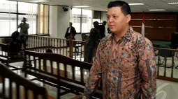 Teddy Renyut berjalan keluar ruangan sidang di Pengadilan Tipikor, Jakarta, Senin (27/10/2014). (Liputan6.com/Miftahul Hayat)