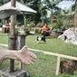 Warga saat berkunjung ke Taman Kelinci Bambu Apus, Pusat Pelayanan Kesehatan Hewan dan Peternakan (Pusyankeswannak), Cipayung, Jakarta Timur, Kamis (30/6/2022). Dinas Ketahanan Pangan, Kelautan dan Pertanian (KPKP) DKI Jakarta membuka kembali Taman Kelinci Bampu Apus usai ditutup selama 2 tahun akibat pandemi covid-19. (Liputan6.com/Iqbal S Nugroho)