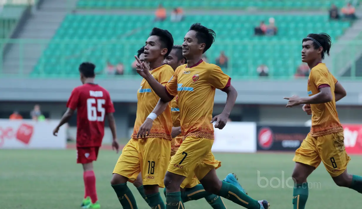 Pemain Sriwijaya FC U-19, Adistya Wicaksana (2kanan) merayakan goknya bersama rekannya saat melawan Persija Jakarta U-19 pada laga perdana Liga 1 U-19 di Stadion Patriot, Bekasi, (8/7/2017). Persija U19 bermain imbang 1-1. (Bola.com/Nicklas Hanoatubun)