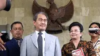 Anggota Dewan Pertimbangan Presiden (Wantimpres), Jimly Asshiddiqie dan Siti Fadilah Supari usai bertemu dengan pimpinan Komisi Pemberantasan Korupsi di Jakarta.(Antara)