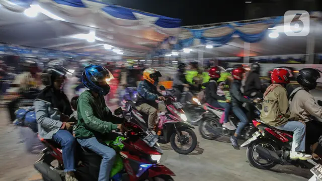 Ramainya Pemudik Motor saat Padati Pelabuhan Ciwandan