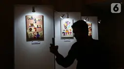 Pengunjung melihat karya komik dan kartun dalam kampanye bertajuk He For She di Jakarta, Senin (25/11/2019). Karya komik dan kartun menyerukan urgensi untuk menghentikan kekerasan terhadap wanita dan anak perempuan. (Liputan6.com/Fery Pradolo)