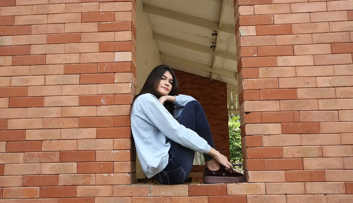 Dalam sinetron itu, Agatha Valerie berperan sebagai Karmila. Anak pak Lurah yang kaya raya dan masih menyelesaikan kuliah. Karmila mencintai seorang pemuda penggali kubur, Ilham yang diperankan oleh Ali Syakieb. (Bambang E. Ros/Bintang.com)