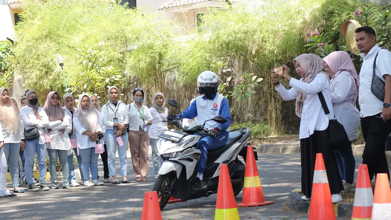 Saat Account Officer Dapat Pelatihan Safety Riding di Surabaya