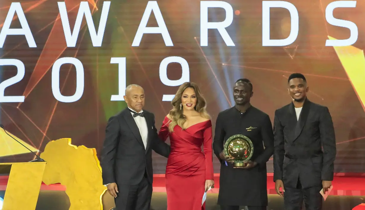 Penyerang Senegal, Sadio Mane, saat mendapatkan penghargaan sebagai pemain terbaik Afrika 2019 di Hurghada, Mesir, Rabu (8/1/2020). Pemain Liverpool ini mengalahkan Mohamed Salah dan Riyad Mahrez. (AFP/Khaled Desouki)