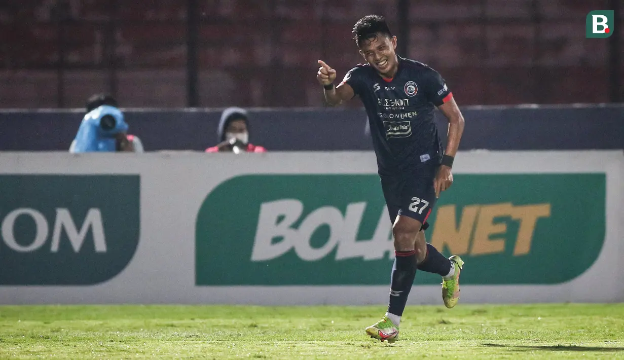 Dedik Setiawan. Striker Arema FC berusia 27 tahun ini baru mencetak 1 gol dalam 10 laga di BRI Liga 1. Ia melakukan debut bersama Timnas Indonesia pada 11 September 2018 di bawah pelatih Bima Sakti dan hingga kini telah mengumpulkan 9 caps dengan torehan 1 gol. (Bola.com/Bagaskara Lazuardi)