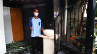 Beni Agus Prasetyo membuat wastafel injak untuk bisa berpenghasilan di tengah kondisi pandemi. Meski tak memiliki tangan kanan, kerja kerasnya membuat dia sukses dan kini bisa membuka lapangan kerja untuk orang lain. (Foto: Liputan6.com).