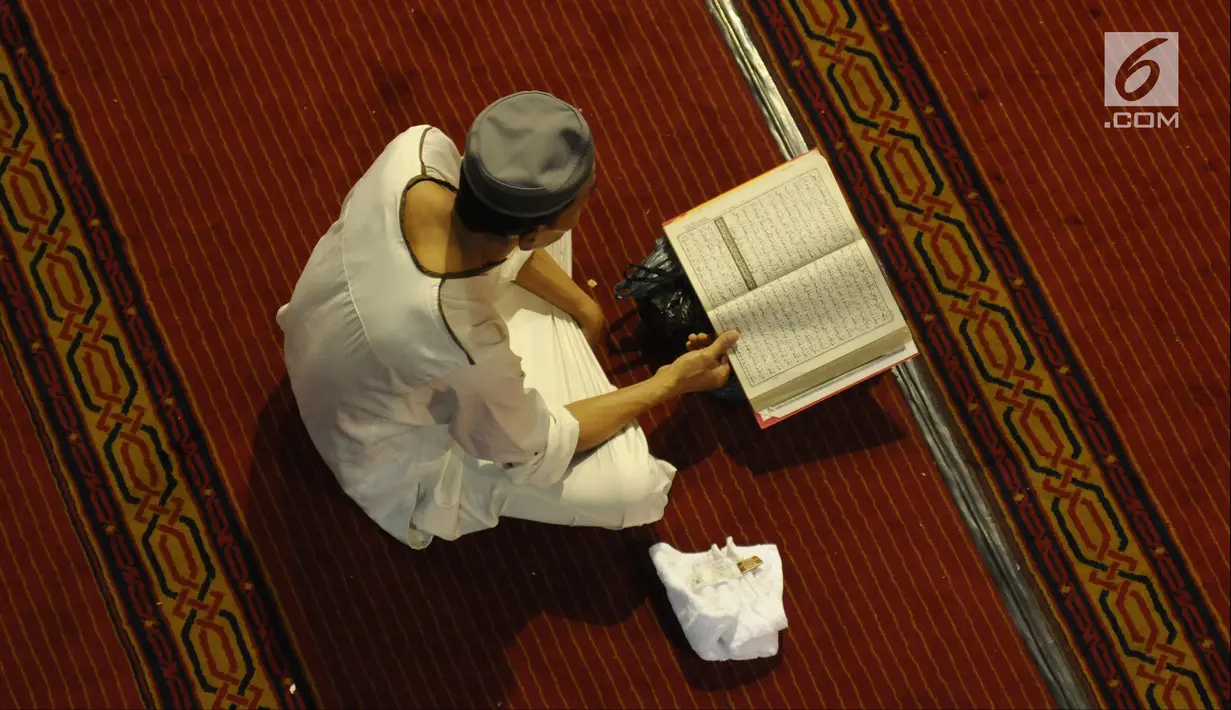 Umat muslim membaca Al-Quran pada hari ke-28 bulan suci Ramadan di Masjid Istiqlal, Jakarta, Selasa (12/6). Sejumlah umat muslim meningkatkan ibadah mereka dengan melakukan itikaf di Masjid Istiqlal. (Liputan6.com/Helmi Fithriansyah)