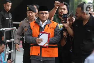 Mantan Menteri Agama, Yaqut Cholil Qoumas (Gus Yaqut - tengah), usai menjalani pemeriksaan lanjutan di Gedung Merah Putih Komisi Pemberantasan Korupsi (KPK), Jakarta, Selasa (2/6/2026). (Liputan6.com/Helmi Fithriansyah)