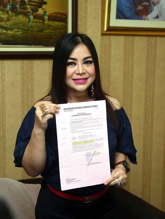 Pedangdut Annisa Bahar ingin kembali memperkarakan Sandy Tumiwa terkait investasi bodong beberapa tahun lalu. Ibunda Juwita Bahar itu kembali memperkarakan lantaran tidak puas dengan hukuman yang dijalani cuma sebentar. (Nurwahyunan/Bintang.com)