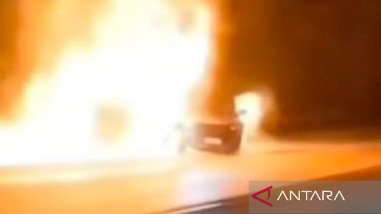 Mobil Jetour T2 Terbakar Usai Diseruduk BMW di Tol Jagorawi