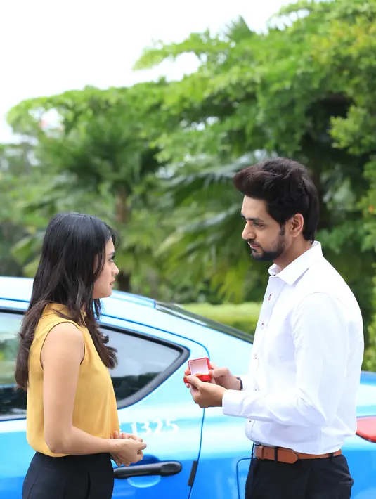 "Tadi deg-degan banget adegan langsung mesra-mesraan, peluk-pelukan, pasti yang nonton jeleous. Aku jadi pacarnya, calon istri dia. Kan dia mau ngajak aku nikah," ucap Rini Yulianti di lokasi syuting.(Adrian Putra/Bintang.com)