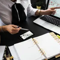 Beberapa zodiak ini bakal bela-belain masuk kantor dalam keadaan apapun. (Sumber foto: pexels.com)