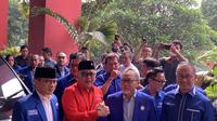 Ketua Umum Partai Amanat Nasional (PAN) Zulkifli Hasan atau Zulhas bersama elite parpolnya resmi datang ke kantor PDI Perjuangan di Jalan Diponegoro, Jakarta Pusat, Jumat (2/6/2023) (Liputan6.com/Delvira Hutabarat)