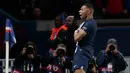 Kylian Mbappe. Tampil dalam seluruh 5 laga PSG di fase Grup H Liga Champions 2022/2023 dan masih menyisakan satu laga lagi kontra Juventus, striker asal Prancis berusia 23 tahun ini sementara menempati posisi kedua dalam daftar top skor dengan torehan 6 gol. Ia hanya gagal mencetak gol di matchday ketiga kontra tun rumah Benfica (5/10/2022) yang berujung hasil imbang 1-1. Ia dua kali membuat brace di matchday pertama kontra tamunya Juventus (6/9/2022) yang berakhir dengan kemenangan 2-1 serta pada matchday kelima saat menjamu Maccabi Haifa (25/10/2022) yang berakhir dengan kemenangan 7-2. (AFP/Geoffroy van der Hasselt)