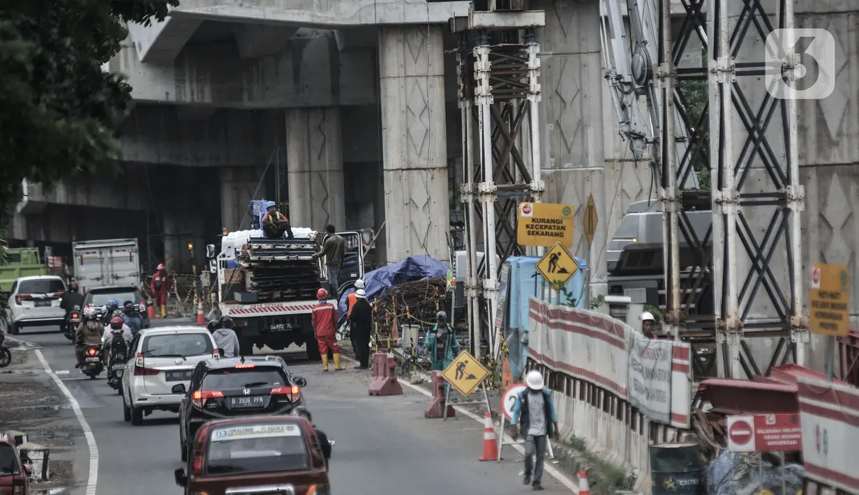 Kendaraan melintasi proyek pembangunan jalan layang atau Flyover Cakung, Jakarta, Kamis (2/7/2020). Proyek flyover berbiaya Rp261 miliar itu ditargetkan rampung pada Desember 2020 dan diharapkan mampu mengurai titik kemacetan akibat perlintasan sebidang. (merdeka.com/Iqbal S Nugroho)