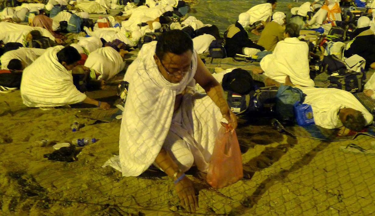 Sebagian Jemaah percaya, kerikil di tempat-tempat pelaksanaan haji memiliki keberkahan. Mereka mengumpulkan kerikil dan membawanya ke tanah air untuk dijadikan ajimat. (Antara.com)