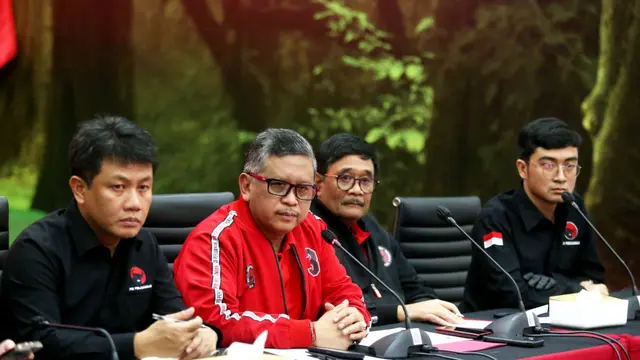 Sekjen PDIP Hasto Kristiyanto dan jajaran partai saat konferensi pers persiapan Rakernas V Partai di Kantor DPP PDIP, Jalan Diponegoro, Menteng, Jakarta, Rabu (22/5/2024). (Merdeka.com/Muhammad Genantan Saputra)
