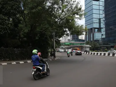 Ojek online melintas di ruas jalan menuju kawasan Sudirman, Jakarta, Rabu (27/4). Pelarangan kendaraan roda dua melintas dari mulai Jalan Jenderal Sudirman menuju arah Senayan masih sekadar wacana. (Liputan6.com/Faizal Fanani)