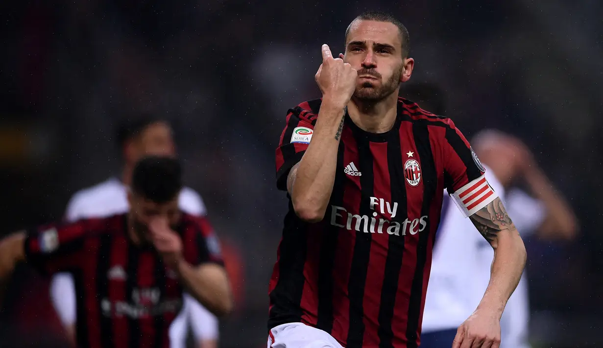 Selebrasi bek AC Milan, Leonardo Bonucci setelah mencetak gol ke gawang Crotone pada laga Liga Italia 2017/2018 di San Siro Stadium, Milan (6/1/2018). Setelah membela Juventus sejak awal musim 2010/2011, Leonardo Bonucci dilepas ke AC Milan pada awal musim 2017/2018 dengan nilai transfer 42 juta euro atau kini setara Rp690 miliar. Hanya semusim, Bonucci kembali ke Juventus pada awal musim 2018/2019 hingga kini. (AFP/Marco Bertorello)