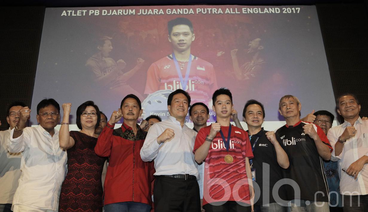 Juara All England 2017, Kevin Sanjaya, foto bersama pelatih dan pengurus Djarum Foundation. Apresiasi ini sebagai lecutan semangat kepada Kevin Sanjaya agar mampu meraih prestasi yang lebih besar lagi di masa mendatang. (Bola.com/M Iqbal Ichsan)