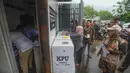 Warga melakukan pencoblosan kertas suara pada ruang Pos Satpam di TPS 86 yang terpaksa dipindahkan di Duri Kepa, Jakarta Barat, Rabu (14/2/2024). (merdeka.com/Arie Basuki)