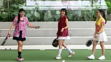 Aktris, Titi Kamal (kiri) bersama peserta lainnya saat mengikuti kegiatan Padel Berkebaya di Bounce Padel Club, Jakarta, Sabtu (7/2/2026). (Kapanlagi.com/Budy Santoso)