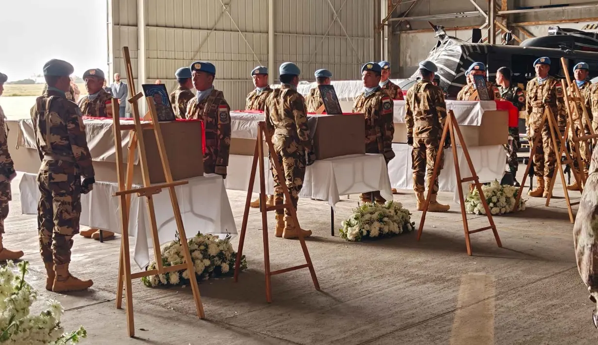 Rangkaian dilanjutkan dengan peletakan karangan bunga, penghormatan militer, mengheningkan cipta, serta pengantaran kembali jenazah.Tampak dalam foto, suasana upacara penghormatan terakhir bagi tiga prajurit Tentara Nasional Indonesia (TNI) yang gugur dalam misi perdamaian dunia di Hanggar Lebanese Air Force, Beirut, Lebanon, Kamis 2 April 2026 pukul 16.00 waktu setempat. (Foto: Puspen TNI)