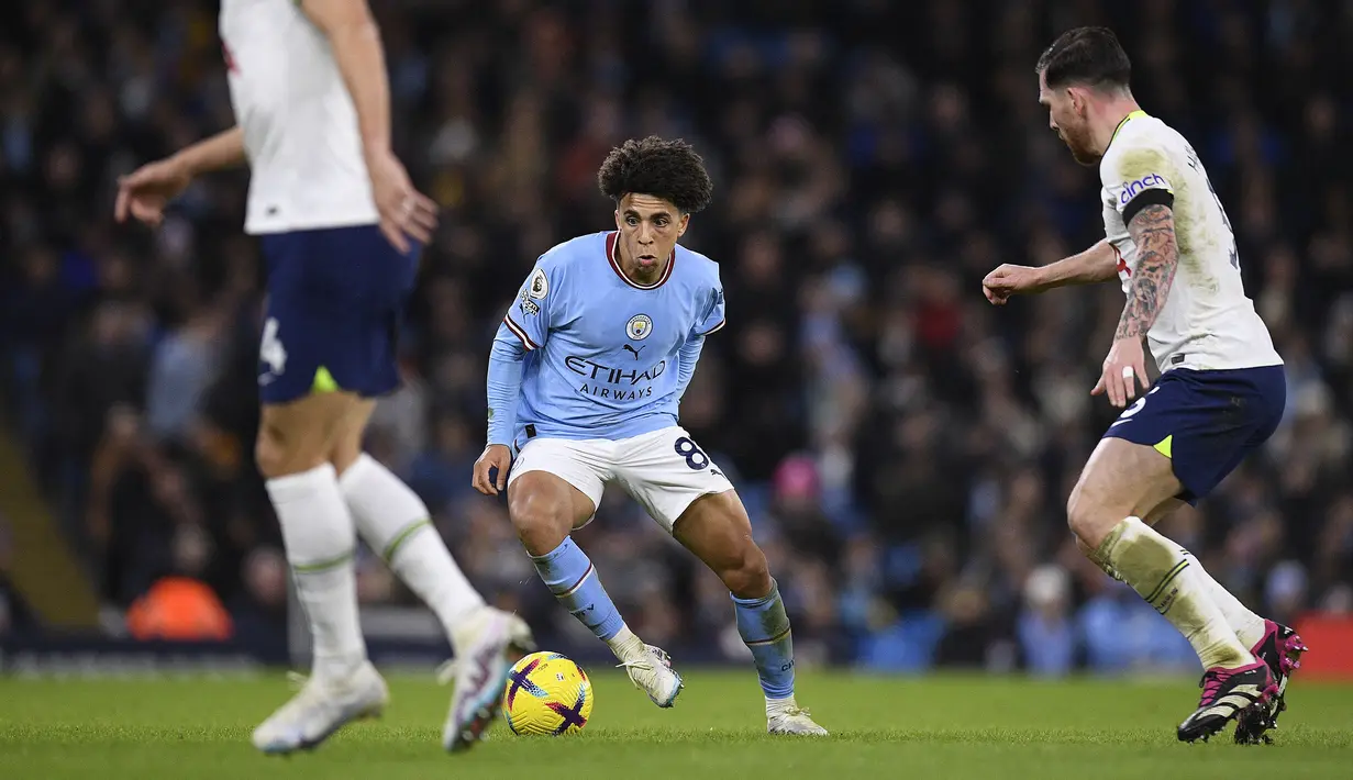 Rico Lewis telah mengemas 12 penampilan di semua kompetisi dengan mencetak 1 gol bersama Manchester City. Bek kanan 19 tahun itu sepertinya memang masuk ke dalam rencana pelatih Pep Guardiola, sebagai pemain muda yang diprioritaskan untuk dikembangkan bakatnya. Berbakat alami sebagai pemain bertahan, percaya diri saat duel satu lawan satu, dan gesit dalam pergerakan ruang sempit, membuat dirinya sebagai pemain muda yang sudah memenuhi syarat untuk menjadi pemain bintang. (AFP/Oli Scarff)