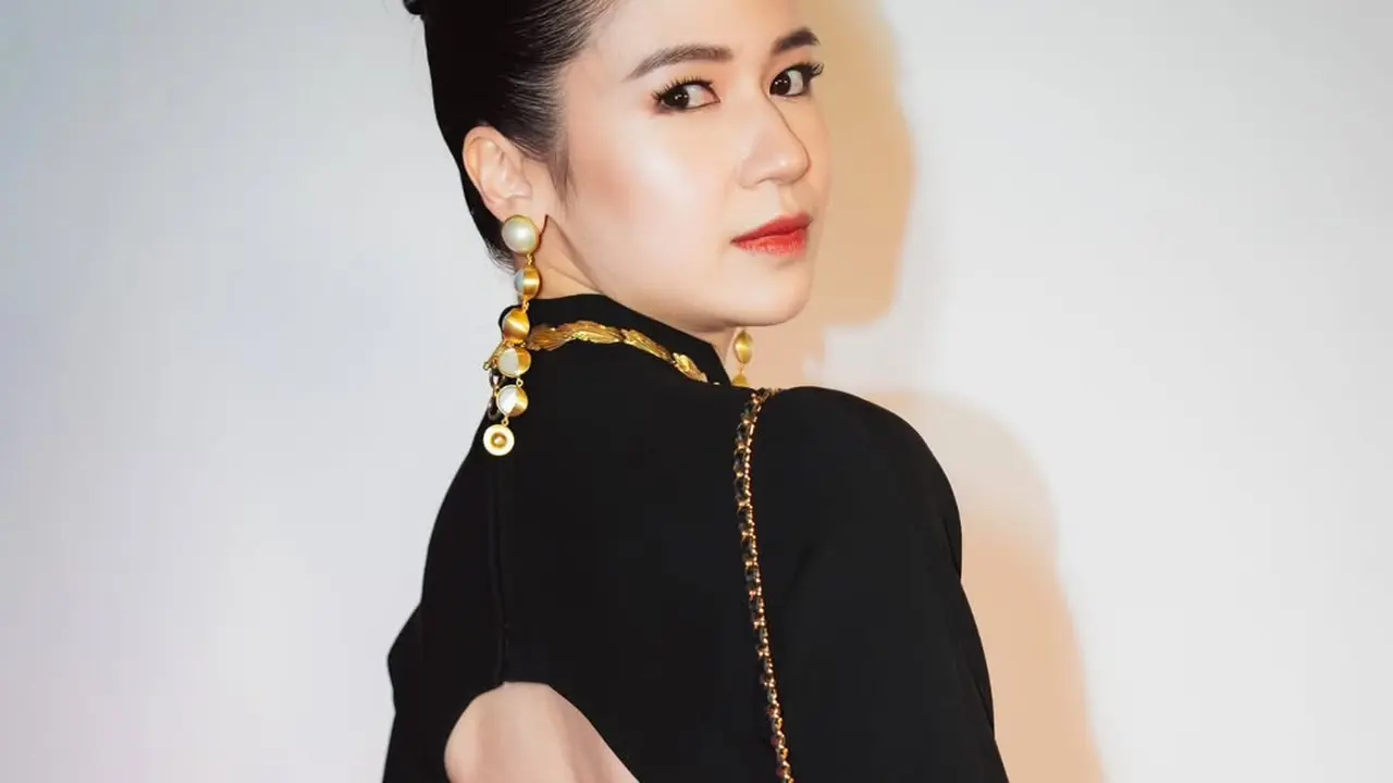 5 Potret Tampilan Anggun Laura Basuki dengan Cut Out Backless Dress Bersiluet Kebaya di FFI 2024