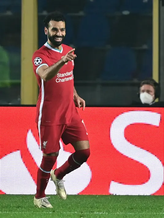 Foto pada 3 November 2020 menunjukkan gelandang Liverpool, Mohamed Salah berselebrasi setelah mencetak gol ke gawang Atalanta Bergamo pada Liga Champions UEFA di stadion Atalanta. Federasi Sepak Bola Mesir melaporkan, Jumat (13/11/2020), Mohamed Salah dinyatakan positif Covid-19. (Amir MAKAR/AFP)