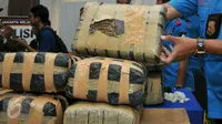 Ganja kering seberat 219 kg diperlihatkan petugas Polres Jaksel, Jakarta, Kamis (3/12/2015). Jika dikonversi ke dalam rupiah, barang bukti ganja seberat 219 kilogram itu bernilai sekitar Rp 846 juta. (Liputan6.com/Yoppy Renato)