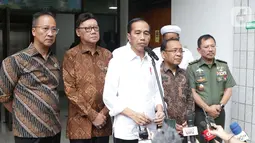 Presiden RI, Joko Widodo (baju putih) saat memberi keterangan usai melihat kondisi terakhir Menko Polhukam Wiranto yang dirawat di RSPAD, Jakarta, Kamis (10/10/2019). Presiden Joko Widodo mengatakan kondisi Wiranto mulai membaik pasca peristiwa penusukan di Banten. (Liputan6.com/Helmi Fithriansyah)