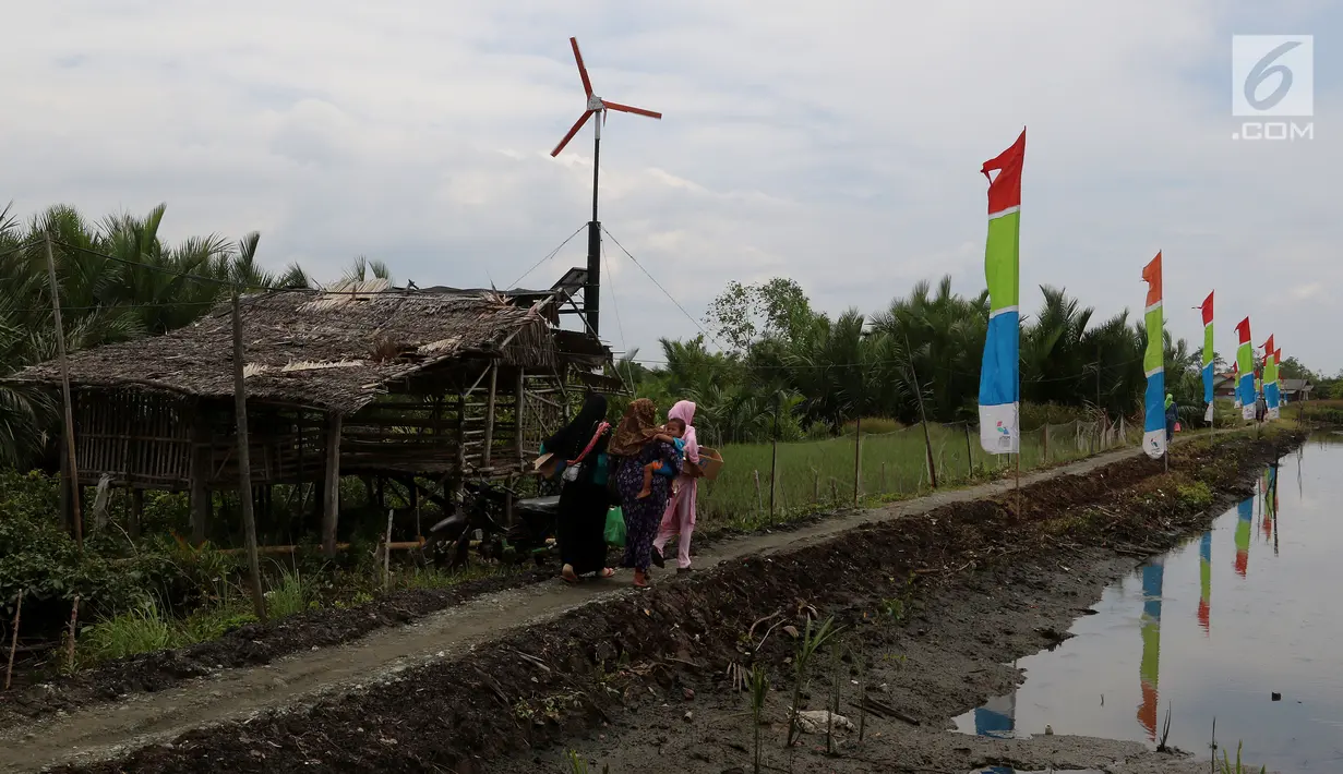 Aktivitas warga di Desa Kampung Laut Kabupaten Cilacap, Kamis (8/2). Selain itu CSR Pertamina (RU) IV Cilacap juga membuat panel surya untuk menerangi 72 rumah di Kampung laut ini. (Liputan6.com/JohanTallo)