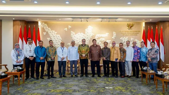 Menteri Koodinator Bidang Perekonomian Airlangga Hartarto di acara entry meeting Pemeriksaan atas Laporan Keuangan Kemenko Perekonomian, serta Laporan Keuangan Bagian Anggaran BUN pada PMO Program Kartu Prakerja Tahun 2023 di Kantor Kemenko Perekonomian.