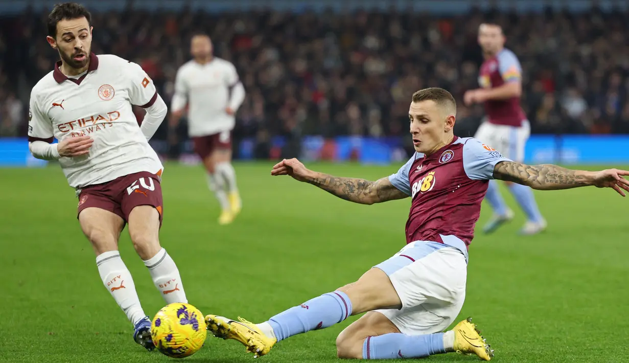 Pemain Aston Villa, Lucas Digne, berebut bola dengan pemain Manchester City, Bernardo Silva, pada laga lanjutan pekan ke-15 Premier League di Stadion Villa Park, Kamis (07/12/2023). City takluk 0-1 dari tuan rumah. (AFP/Adrian Dennis)
