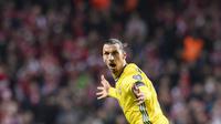 Kapten Timnas Swedia Zlatan Ibrahimovic merayakan golnya pada laga kualifikasi piala Eropa Prancis 2016 di Stadion Parken, Kopenhagen,Rabu (18/11/2015) dini hari WIB.  (AFP Photo/Jonathan Nackstrand) 