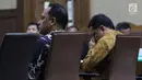 Terdakwa dugaan korupsi pengadaan lahan Bandara Bobong pada APBD Kabupaten Kepulauan Sula tahun 2009 Zainal Mus (kiri) dan Ahmad Hidayat Mus saat sidang pembacaan tuntutan di Pengadilan Tipikor, Jakarta, Kamis (14/3). (Liputan6.com/Helmi Fithriansyah)