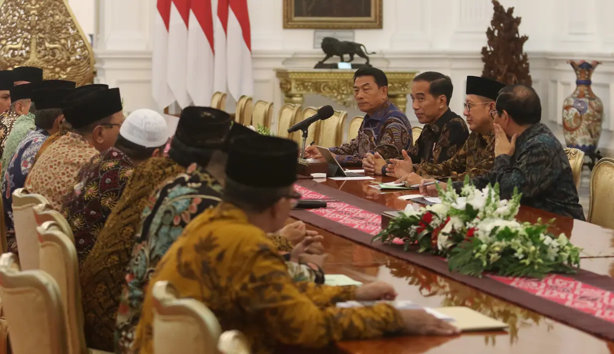 Presiden Joko Widodo berbincang dengan pengurus Lembaga Persahabatan Organisasi Kemasyarakatan Islam (LPOI) di Istana Merdeka, Jakarta, Selasa (22/1). LPOI mendoakan Jokowi kembali terpilih menjadi Presiden Indonesia. (Liputan6.com/Angga Yuniar)