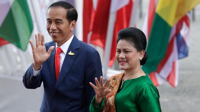 Iriana Jokowi terlihat mencuri perhatian dalam balutan blouse dan batik khas Indonesia yang elegan di KTT G20. (AP Photo/Michael Sohn)