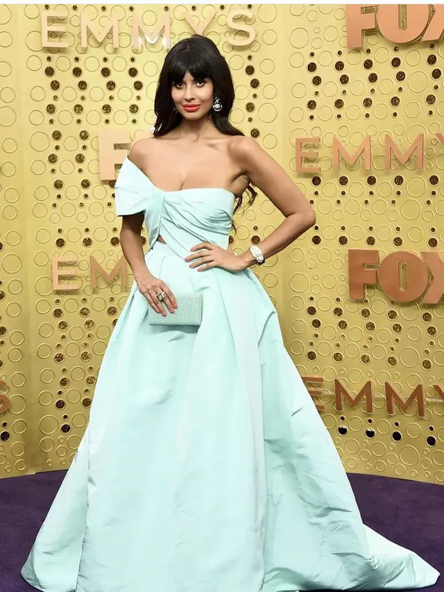 Gaun Biru Emmy Awards 2019
