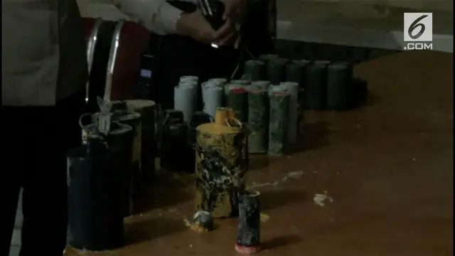 Ditemukan belasan granat aktif di sebuah tong sampah di Depok. Penemuan ini gegerkan warga sekitar.