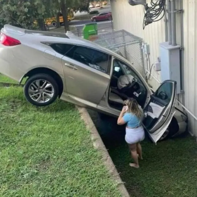 6 Potret Apes Mobil Masuk Selokan,