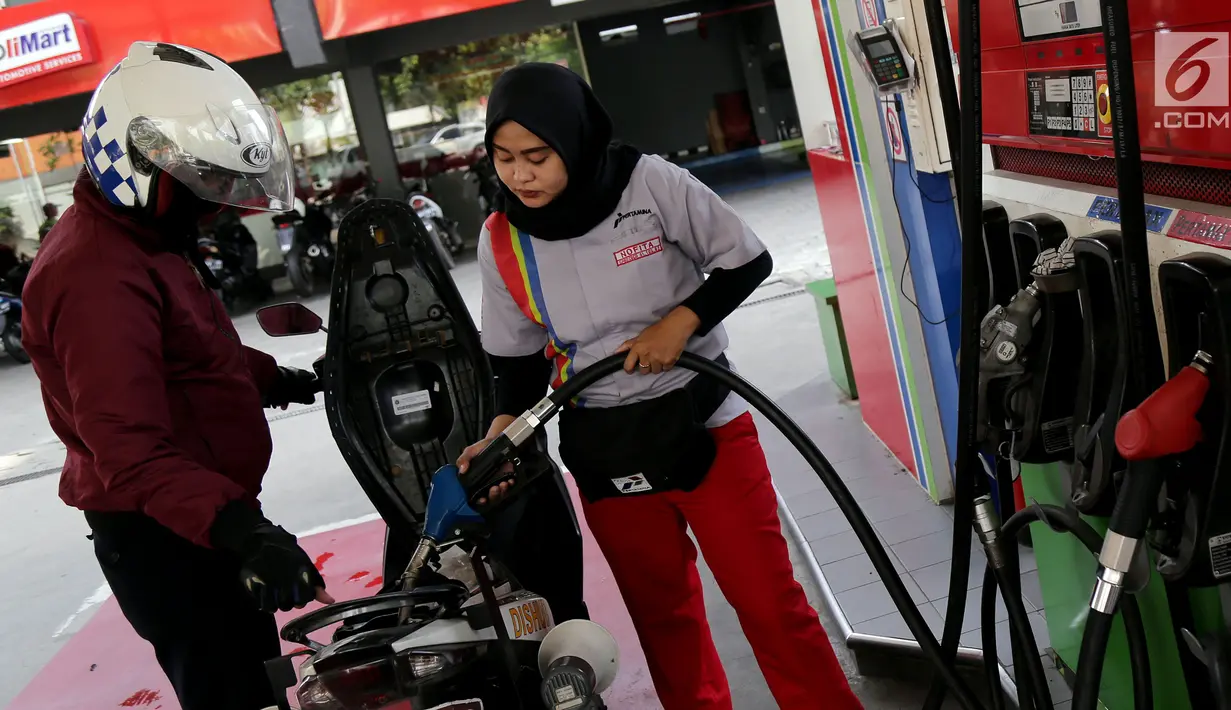Petugas mengisi Bahan Bakar Minyak (BBM) ke kendaraan konsumen di SPBU Abdul Muis, Jakarta, Senin (2/7). PT Pertamina (Persero) secara resmi menaikkan harga Pertamax Cs akibat terus meningkatnya harga minyak dunia. (Liputan6.com/Johan Tallo)