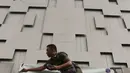 Petugas Satpol PP memasang banner penutup  saat menyegel Diskotek Exotic di Mangga Besar, Jakarta, Kamis (19/4). Petugas tidak memberi keterangan perihal penutupan diskotek yang sudah tidak aktif sejak 15 April 2018 lalu (Liputan6.com/Arya Manggala)