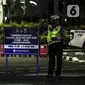 Polisi berjaga saat pemberlakuan pembatasan mobilitas warga guna menekan penyebaran COVID-19 di Jakarta, Selasa (22/6/2021). Pembatasan dilakukan karena meningkatnya jumlah kasus positif COVID 19 di Ibu Kota. (Liputan6.com/Johan Tallo)